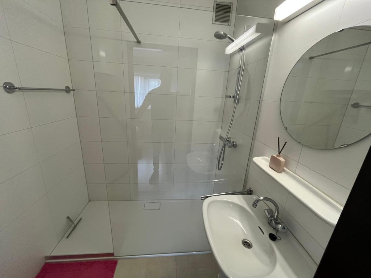 Frontaal Zeezicht In Appartement De Strandjutter オステンド エクステリア 写真